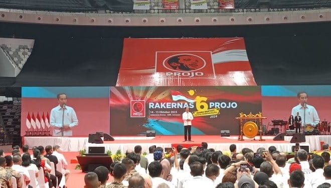 Presiden Joko Widodo (Jokowi) secara resmi membuka Rapat Kerja Nasional (Rakernas) ke-6 relawan Pro Jokowi (Projo) di Indonesia Arena, Senayan, Jakarta, Sabtu, 14 Oktober 2023. Pada saat pembukaan Rakernas, momen Jokowi memukul gong delapan kali menarik perhatian sejumlah elite politik yang turut hadir. Selain itu, Wali Kota Solo Gibran Rakabuming Raka diketahui hanya hadir selama 15 menit.