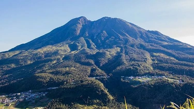 Gunung Lawu memiliki panorama pemandangan indah yang bisa dinikmati, khususnya para pendaki. Namun siapa sangka, dibalik keindahannya menyinpan kisah horor yang dipercaya masyarakat.