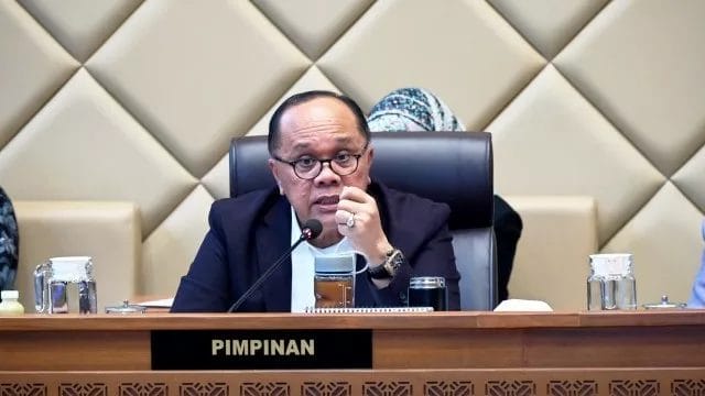 Wakil Ketua Komisi II DPR Junimart Girsang mengatakan KPU wajib berkonsultasi kepada DPR soal langkah apapun terkait PKPU