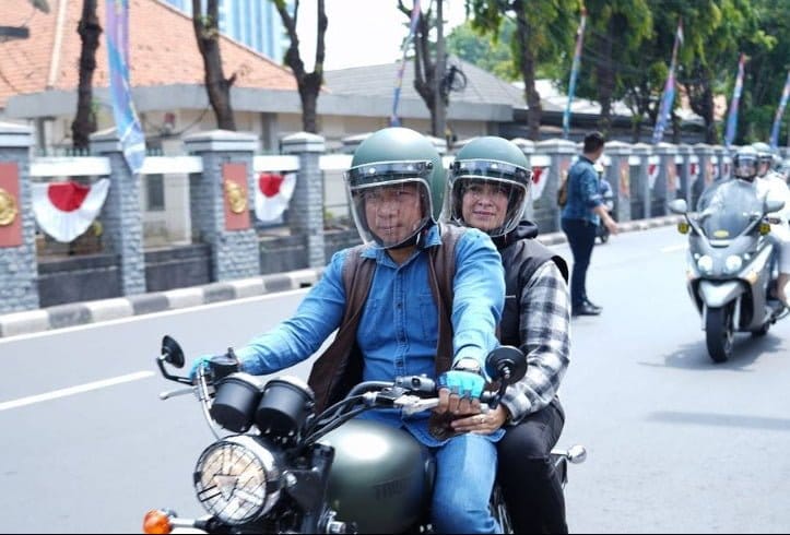 Panglima TNI Jenderal Agus Subiyanto menunggangi motor bersama istri di Ibu Kota. Jejak karier panglima TNI. (FOTO: Instagram)