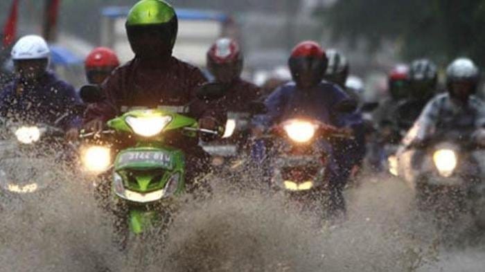 5 Tips Berkendara Motor saat Musim Hujan Aman Sampai Tujuan (Foto; Astra)