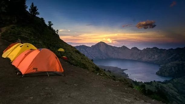 Cerita horor Gunung Rinjani, sebuah pertemuan mencekam dengan makhluk gaib yang penuh ancaman sering menghampiri para pendaki saat mendaki gunung yang memiliki ketinggian 3.726 meter di atas permukaan laut itu.