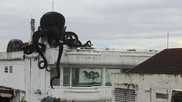 Misteri Rumah Gurita Bandung merupakan salah satu kisah horor yang terkenal di Kota Bandung.