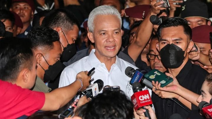 Debat perdana Capres 2024 yang akan bertarung dalam Pilpres 2024 sukses dilakukan pada Selasa, 12 Desember 2023. Lebih lanjut, Juru Bicara Tim Pemenangan Nasional (TPN) Ganjar Pranowo-Mahfud Md, Eko Kuntadhi sebut penampilan Ganjar Pranowo sangat original dan merupakan sosok presiden.