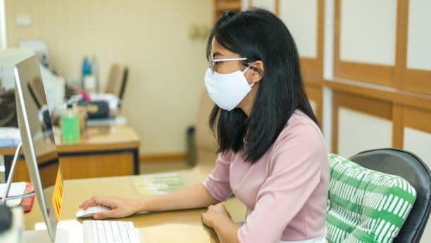 Warga diimbau untuk taat masker usai mycoplasma pneumonia dan COVID-19 menjadi waspada di Indonesia.