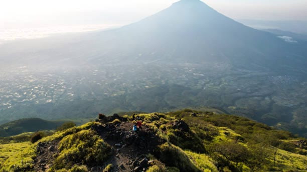 Cerita horor di Gunung Sindoro, ada sosok kakek berusia 100 tahun yang ditemui oleh pendaki penuh dengan aura mistis. Gunung Sindoro, dengan ketinggian 3.136 meter di atas permukaan laut, terkenal dengan misteri di kalangan para penggiat alam.