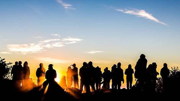 Cerita horor di Gunung Merbabu, sebuah pengalaman pendaki yang mencekam dan merasa diawasi oleh para penghuni Gunung Merbabu yang tak kasat mata.