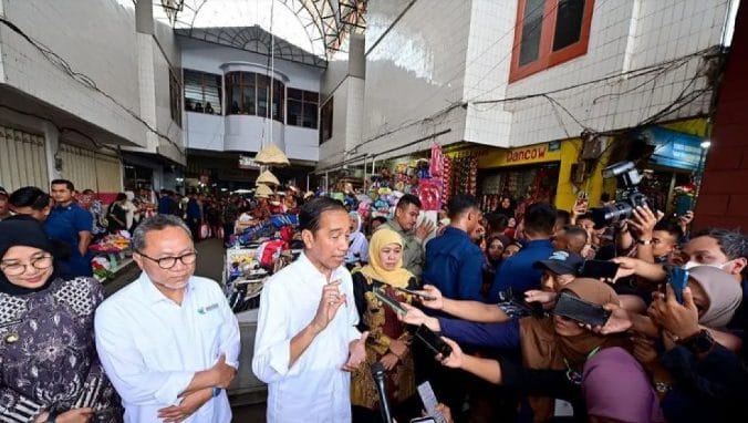 Presiden Jokowi mengaku optimis keadaan ekonomi nasional 2024 bakal baik. Asalkan, konsisten dan kerja keras.