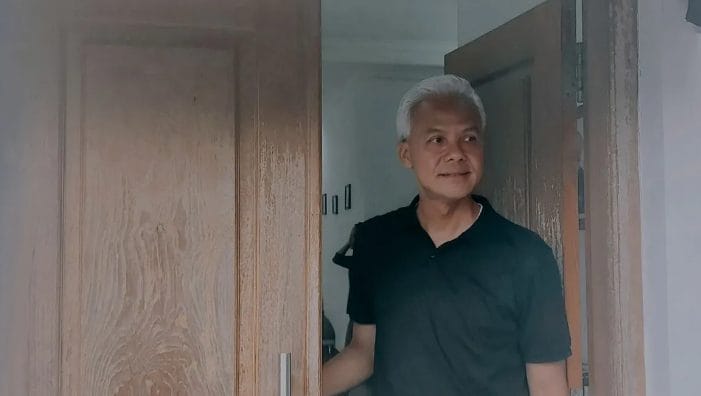 Momen calon presiden nomor urut 3 Ganjar Pranowo mengenang masa kecil di rumah Karanganyar, Jawa Tengah. Lebih lanjut, dia katakan, dirinya lahir di sini.