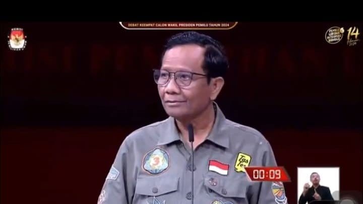 Cawapres Mahfud MD menyanyikan secuplik lagu legendaris dari Ebiet G. Ade berjudul "Berita Kepada Kawan" penutup debat pilpres 2024. (Foto: Twitter/Tangkapan Layar)