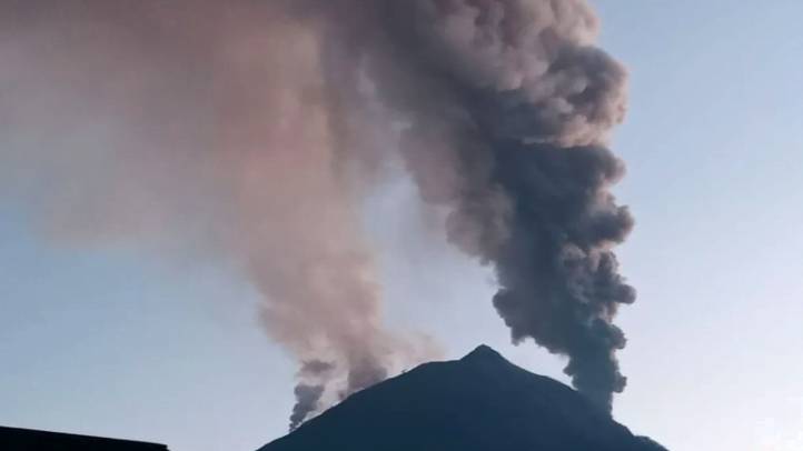 Fakta-fakta sebanyak 1.172 warga Wulanggitang NTT mengungsi imbas erupsi Gunung Lewotobi Laki-laki di Flores Timur, NTT.