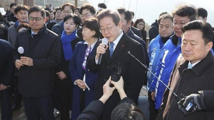 Profil dan Biodata Lee Jae-myung, pemimpin oposisi Korea Selatan (Korsel) yang pernah mogok makan selama 24 hari, dan kini ditikam di leher oleh seorang tak dikenal di depan para wartawan, Selasa, 2 Januari 2024, saat berkunjung ke Kota Busan untuk mengunjungi lokasi pembangunan bandara.