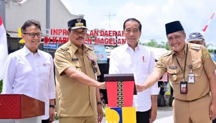 Jokowi Resmikan 4 Ruas Jalan Evakuasi Merapi hingga Bagikan Bansos di Jateng