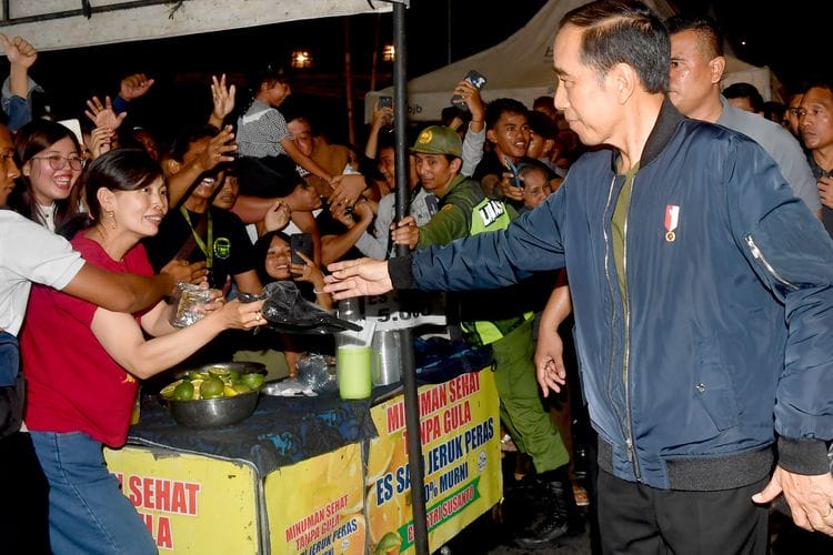 Foto: Presiden Jokowi Sapa Masyarakat di Solo pada Momen Malam Tahun Baru (Dok. Sekretariat Presiden)