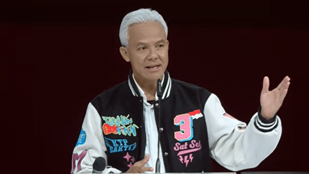 Capres nomor urut 3 Ganjar Pranowo melarang pernikahan dini karena menyebabkan sejumlah risiko bagi ibu dan anak dalam Debat Kelima Capres 2024. (Foto: Tangkapan Layar/YouTube)