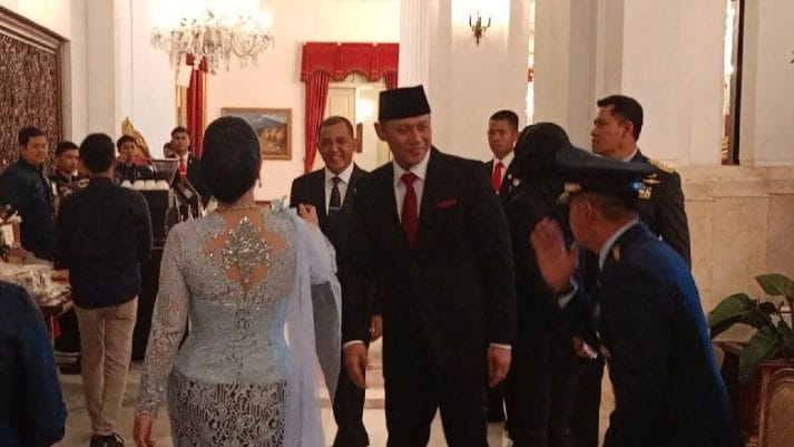 Pesan Wakil Ketua Komisi III DPR RI sekaligus politisi Partai NasDem, Ahmad Sahroni untuk Ketua Umum Partai Demokrat, Agus Harimurti Yudhoyono atau AHY yang dilantik sebagai Menteri ATR/BPN oleh Presiden Joko Widodo atau Jokowi di Istana Negara, Rabu, 21 Februari 2024, dengan ucapan selamat belajar.