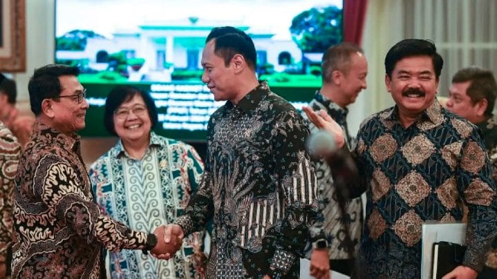 Usai bersalaman saat rapat kabinet, Kepala Staf Kepresidenan (KSP) Moeldoko sebut Menteri ATR Agus Harimurti Yudhoyono (AHY) adalah satu rekan dalam Kabinet Indonesia Maju pimpinan Presiden Joko Widodo dan Wakil Presiden Ma'ruf Amin.