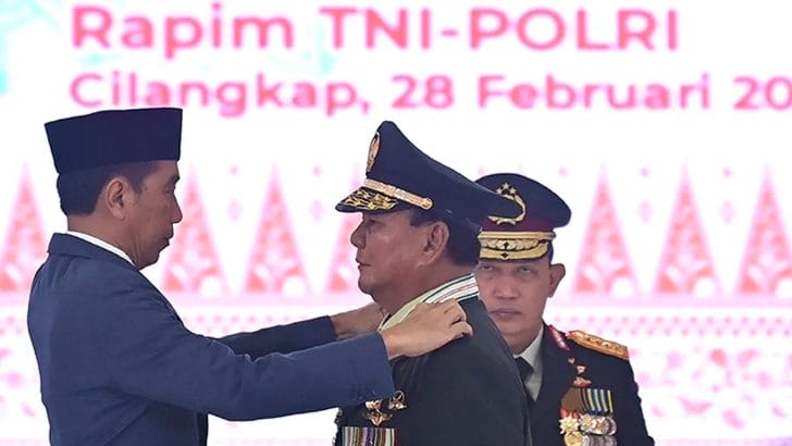 Fakta-fakta Presiden Joko Widodo atau Jokowi berikan gelar Jenderal Kehormatan pada Menteri Pertahanan (Menhan) Prabowo Subianto dan tegaskan prosesnya dari bawah.