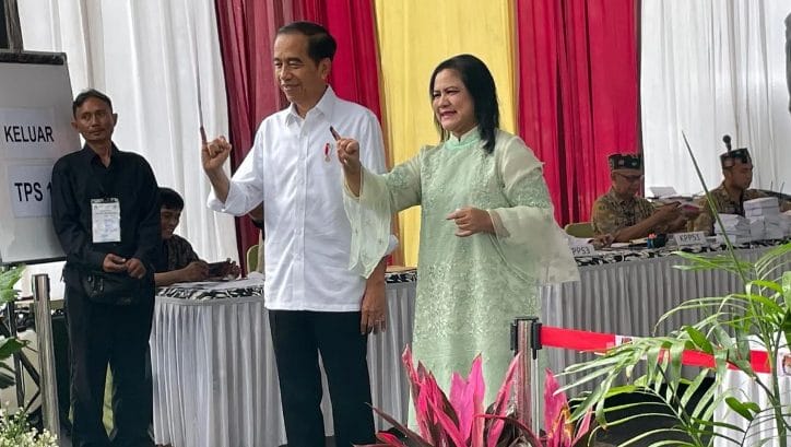 Presiden Joko Widodo (Jokowi) menyampaikan soal peluang terkait kemungkinan Pemilihan Presiden atau Pilpres 2024 berjalan satu putaran setelah menggunakan hak suaranya di Tempat Pemungutan Suara (TPS) 10, Gambir, Jakarta Pusat, pada Rabu, 14 Februari 2024. (Foto: Antara)