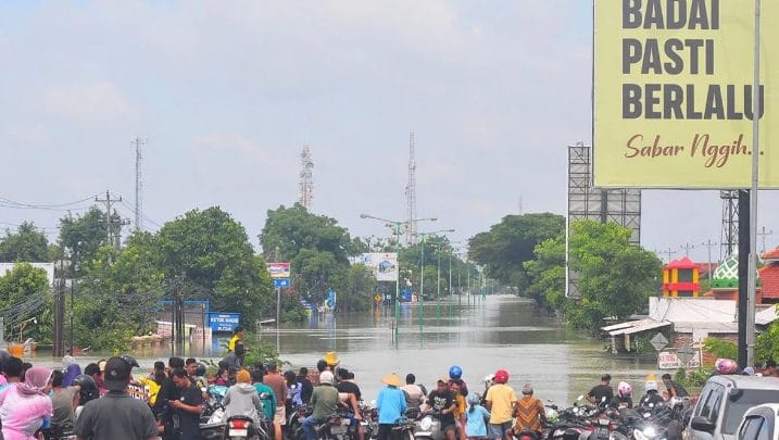 Puluhan ribu penduduk Kecamatan Karanganyar, Kabupaten Demak, Jawa Tengah, pada hari Minggu, 17 Maret 2024 terpaksa mengungsi setelah tanggul Sungai Wulan jebol kembali karena meningkatnya debit air sungai tersebut.