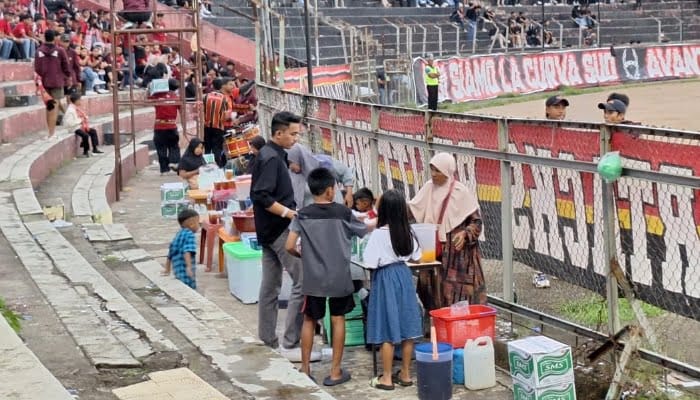 Pedagang UMKM Jualan di Dalam Stadion Haji Agus Salim