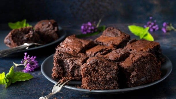 Hari-hari di bulan Ramadan berlalu begitu cepat. Ketika minggu ke-3 mendekat, banyak dari kita mulai mempersiapkan menu kue dan hampers Lebaran. Di antara berbagai pilihan yang menggiurkan, jangan sampai kita melewatkan brownies panggang.