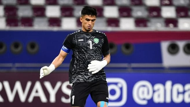 Kiper Uzbekistan Abduvohid Nematov melakukan aksi saat duel antara Timnas Indonesia dengan Uzbekistan di semifinal Piala Asia U-23 di Stadion Abdullah bin Khalifa, Doha, Qatar, Senin (29/4/2024). (Foto: Instagram)