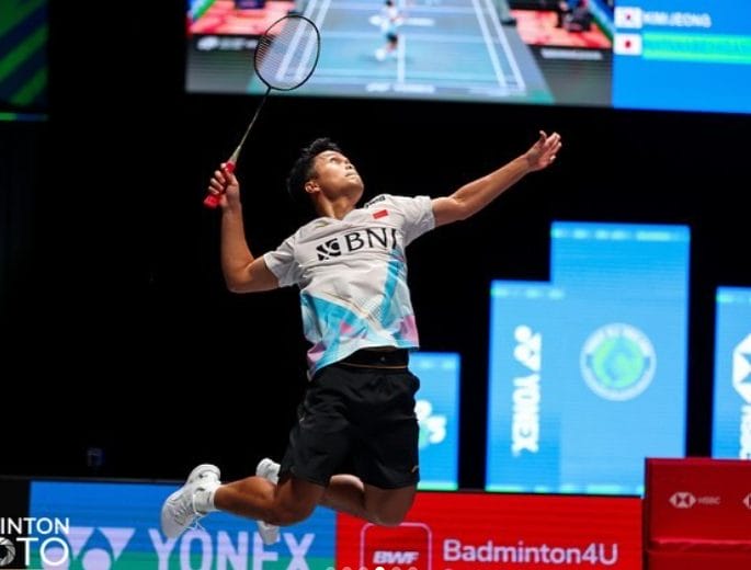 Tunggal putra Anthony Sinisuka Ginting membuka kemenangan skuad putra Indonesia atas Inggris pada babak kualifikasi grup Piala Thomas 2024, Sabtu (27/4/2024). (Foto: Ginting saat pertandingan All England)