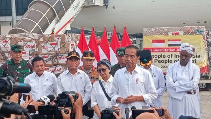 Bantah ingin merebut posisi Ketum PDI Perjuangan dari Megawati Soekarnoputri, Presiden Joko Widodo (Jokowi) katakan dengan nada bergurau, bukannya ingin merebut Partai Golkar?