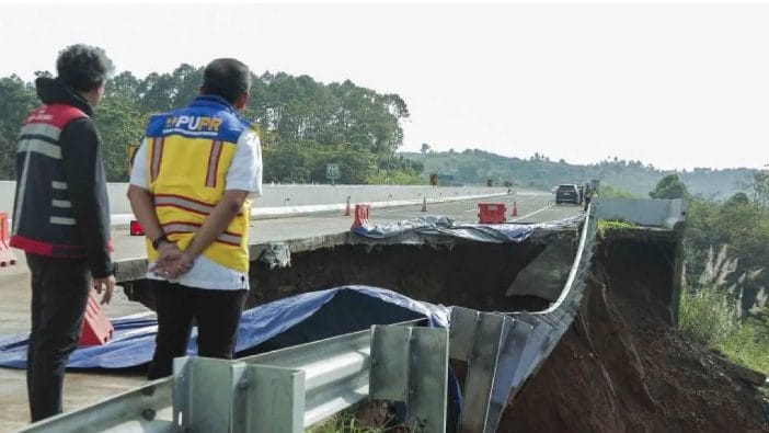 Pusat Vulkanologi dan Mitigasi Bencana Geologi (PVMBG) mengungkapkan bahwa lokasi longsor di Tol Bocimi Km 64 telah memasuki zona kerentanan terhadap gerakan tanah. Kondisi ini diduga disebabkan oleh erosi akibat tingginya curah hujan.