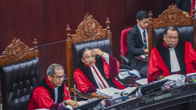 Wakil Ketua Mahkamah Konstitusi (MK), Saldi Isra, mengkritisi kecenderungan mengandalkan MK sebagai satu-satunya solusi untuk menyelesaikan segala permasalahan yang muncul selama tahapan pemilu.