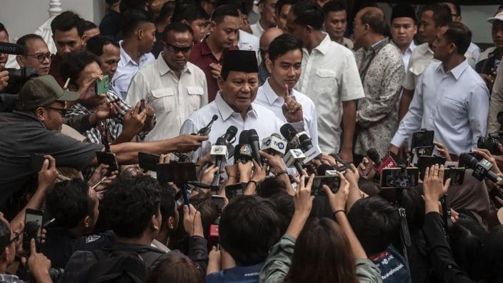 Koordinator Staf Khusus Presiden, Ari Dwipayana, mengungkapkan mengenai pertemuan antara Presiden terpilih Prabowo Subianto dengan Presiden Joko Widodo, atau Jokowi, pada Rabu malam, 24 April 2024. Istana mengonfirmasi bahwa pertemuan berlangsung sekitar dua jam di Istana Merdeka.