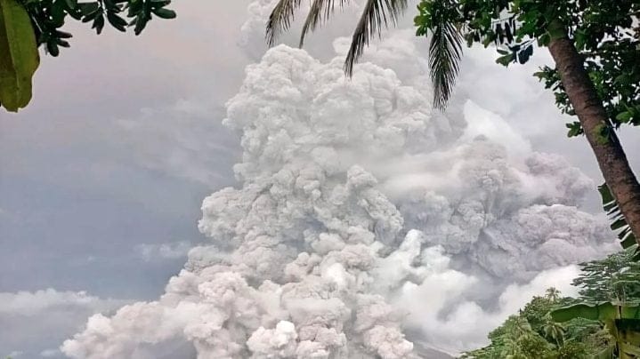 Bandara Sam Ratulangi (Samrat) telah ditutup sementara karena semburan abu vulkanik dari Gunung Ruang di Tagulandang, Kabupaten Kepulauan Sitaro, Sulawesi Utara (Sulut), yang kembali meletus pada Selasa, 30 April 2024, pukul 02.00 Wita.