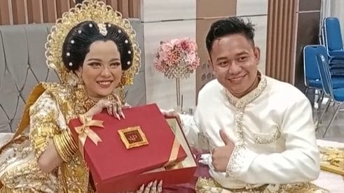 Putri DA dan Abdul Aziz unboxing souvenir pernikahan. (Foto: Tangkapan Layar Tiktok)