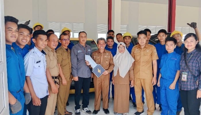 Majukan Pendidikan Vokasi, Jokowi Beri Mobil Listrik ke SMK Rangas Mamuju