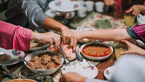 Usai sebulan penuh menjalankan ibadah puasa Ramadan, kini umat Islam bersiap menyambut Hari Raya Idul Fitri 2024. Momen Lebaran identik dengan berbagai hidangan lezat dan tradisi silaturahmi yang mengundang kerumunan.