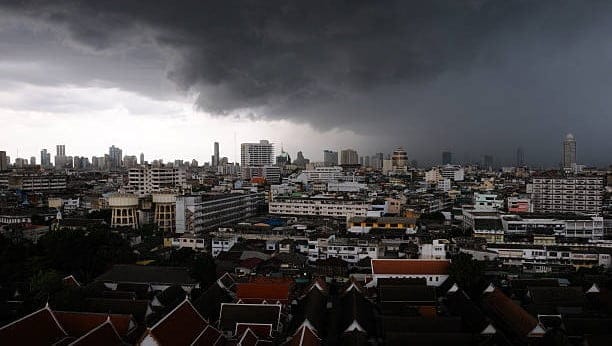 Badan Meteorologi, Klimatologi, dan Geofisika (BMKG) telah mengingatkan tentang dampak yang timbul akibat perubahan iklim, yang juga menjadi topik yang sering muncul dalam pemberitaan media dan diskusi di berbagai platform media sosial tahun ini.