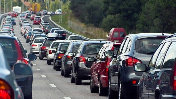 Antrian kendaraan pemudik menuju Pelabuhan Merak, Kota Cilegon, Banten, masih belum terurai dan mencapai panjang hingga 19 kilometer.