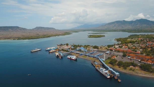 Pelabuhan Gilimanuk di Kabupaten Jembrana, Bali, telah mengalami lonjakan arus mudik Lebaran 2024 dalam dua hari terakhir, dengan ribuan kendaraan membanjiri area dan berdatangan untuk menyeberang ke Pulau Jawa.