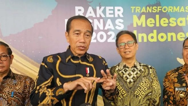 Presiden Joko Widodo merespons dengan senyum saat mengomentari pernyataan salah satu petinggi PDI Perjuangan yang menyatakan bahwa dia bukan lagi kader partai tersebut.