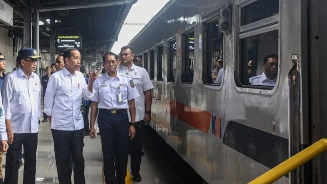 Presiden RI Joko Widodo (Jokowi) telah meminta para menteri untuk memantau dengan seksama arus mudik dan balik Lebaran 2024, dengan menjamin pelayanan terbaik bagi sekitar 193 juta pemudik yang diperkirakan akan melakukan perjalanan.