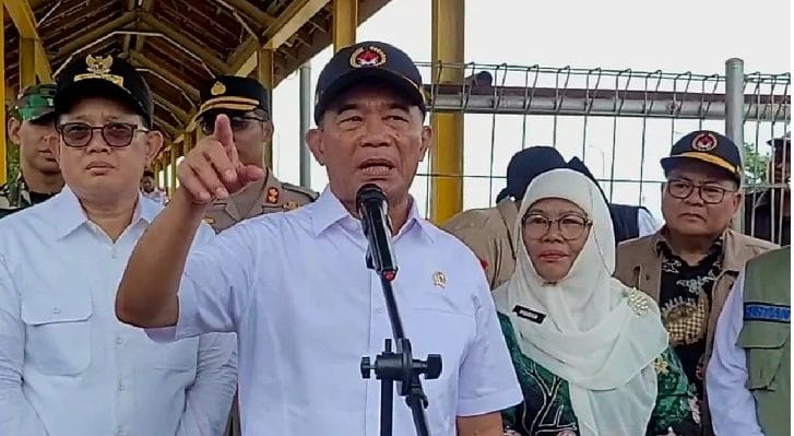 Menteri Koordinator Bidang Pembangunan Manusia dan Kebudayaan (Menko PMK) Muhadjir Effendy dan Menteri Perhubungan (Menhub) Budi Karya Sumadi melakukan peninjauan di Pelabuhan Merak, Banten, dalam rangka memeriksa situasi arus mudik menjelang H-3 Lebaran 2024.