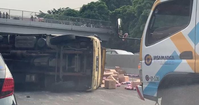 Kecelakaan tunggal di Tol Jagorawi