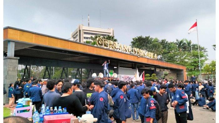 Mahasiswa Trisakti demo di depan DPR