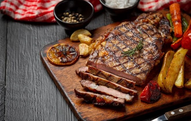 Jarang makan daging bisa memberikan manfaat bagi penderita penyakit hati stadium lanjut seperti penderita sirosis. (Foto: Steak/Freepik)