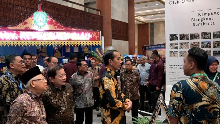 Saat para awak media menantikan kedatangan Presiden Joko Widodo di Jakarta Convention Center (JCC) untuk memberikan keterangan pers setelah menghadiri Musyawarah Perencanaan Pembangunan Nasional (Musrenbang) pada Senin, 6 Mei 2024, kejadian lucu dan tak terduga pun terjadi.