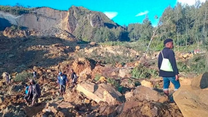 Bencana tanah longsor terjadi di Papua Nugini, negara tetangga Indonesia, menyebabkan ratusan orang diperkirakan terkubur.