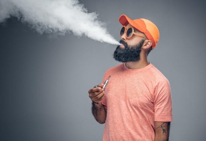 Perokok yang berhenti menggunakan sigaret dan beralih ke vape atau rokok elektrik masih menghadapi risiko tinggi terkena kanker paru-paru. (Foto: Freepik)