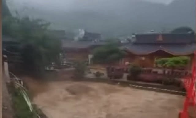 Foto: Objek Wisata Pemandian Alam Pariban di Karo Dilanda Banjir, Selasa (7/5/2024) (Youtube)