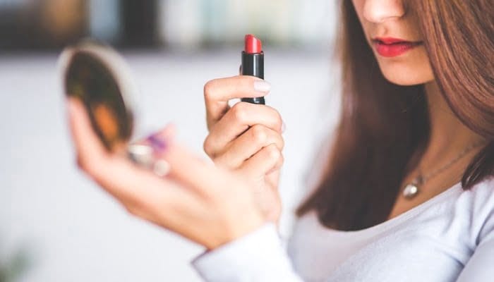 Bikin Bibir Hitam Cantik Bersinar, Ini 6 Warna Lipstik Cocok Digunakan